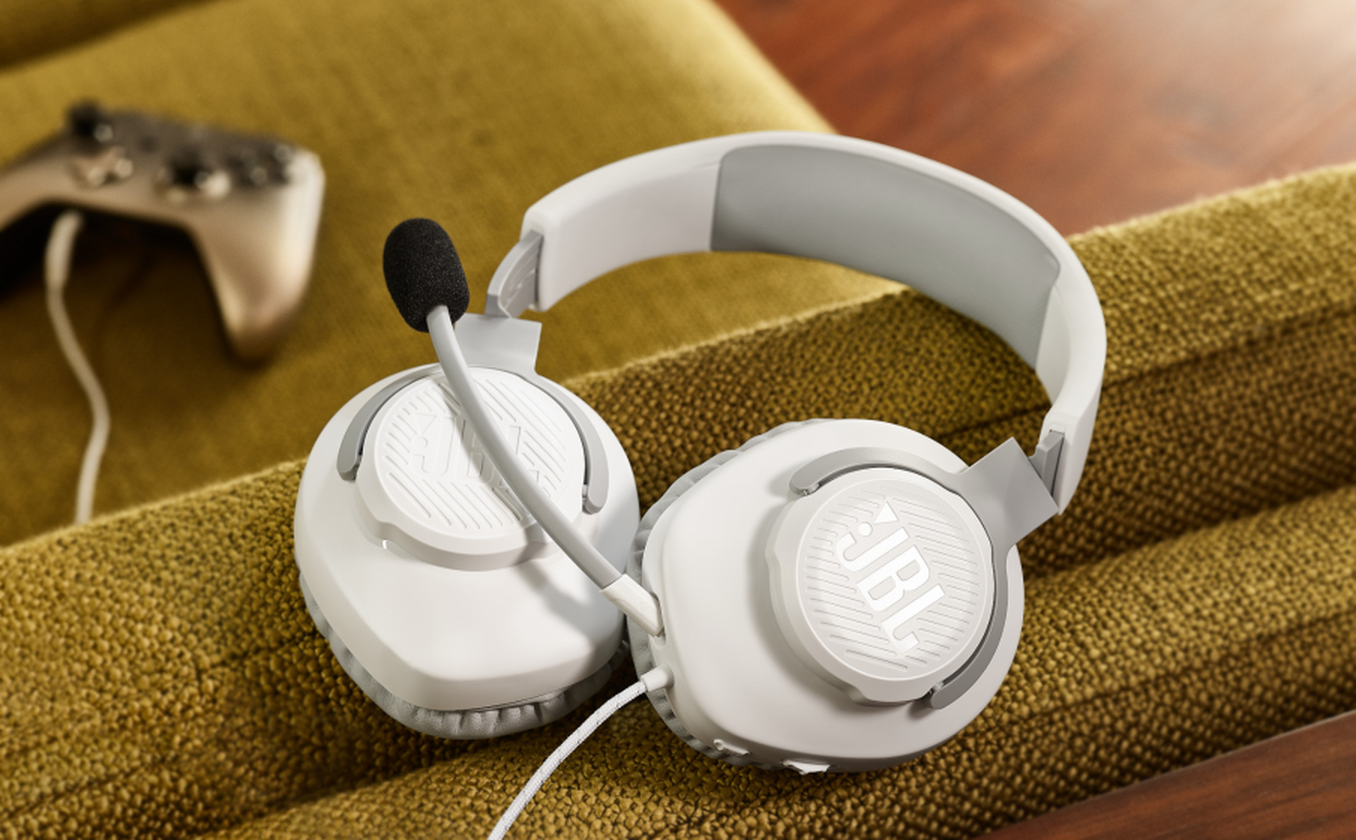 Haga que su voz suene alta y clara Los JBL Quantum 100 le permiten dirigir las tropas con total claridad. El micrófono direccional vocal de asta desmontable incorpora función de silencio.