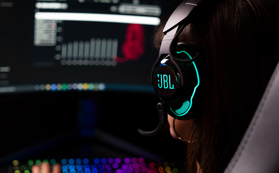 JBL Quantum 910 Wireless Consigue una ventaja competitiva crucial con JBL QuantumSPATIAL 360™ en tu consola - Image