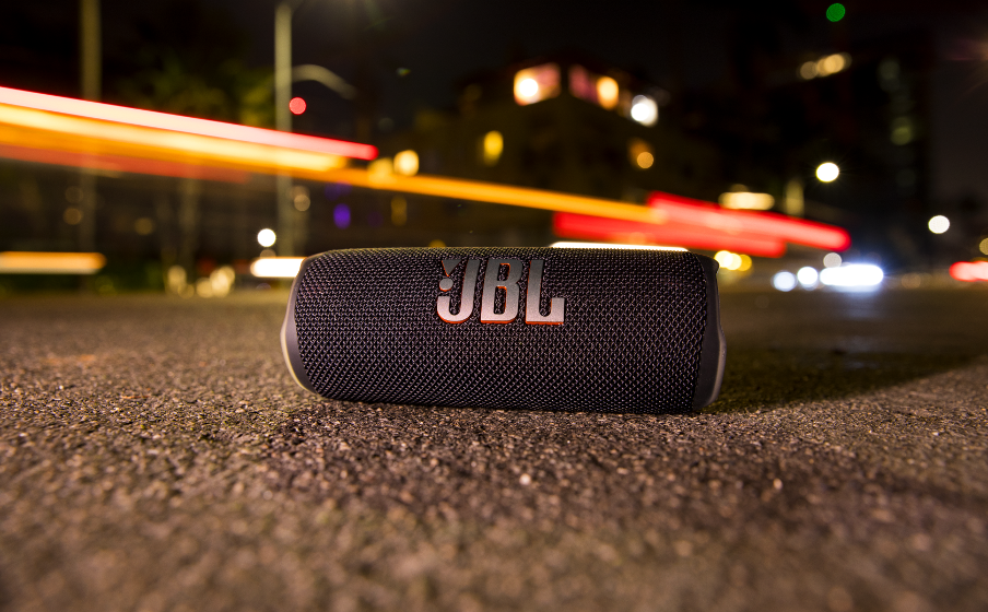 https://www.jbl.es/dw/image/v2/BFND_PRD/on/demandware.static/-/Sites-masterCatalog_Harman/default/dw481e0bf0/pdp/JBL_Flip_6_Lifestyle_01_904x560px.png?sw=904&sh=560