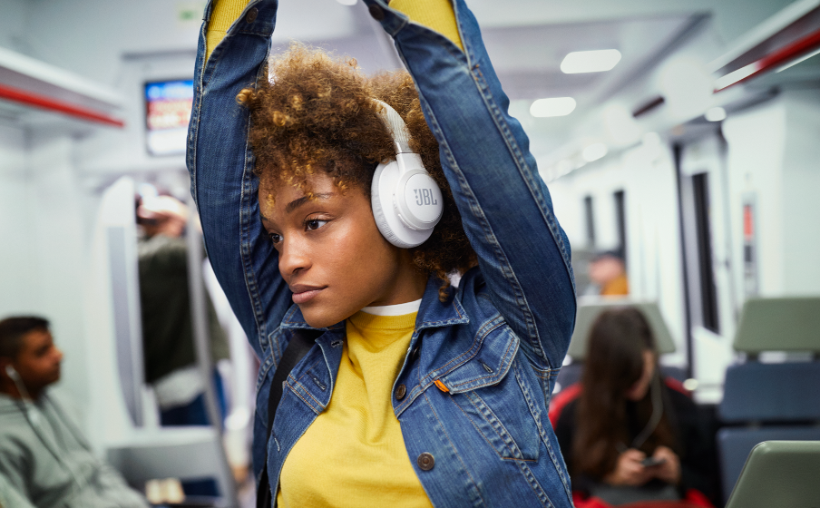 JBL Live 650BTNC Dale al play. Silencia las distracciones. - Image