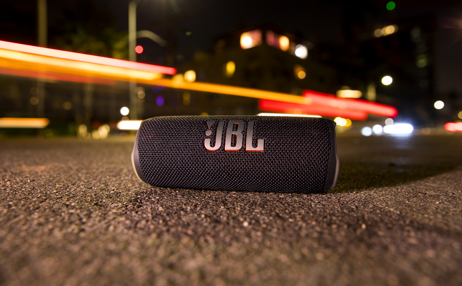 JBL Flip 6 - Altavoz Bluetooth portátil, sonido potente y graves profundos,  resistente al agua IPX7, 12 horas de reproducción, JBL PartyBoost para  emparejar varios altavoces para el hogar, el aire libre