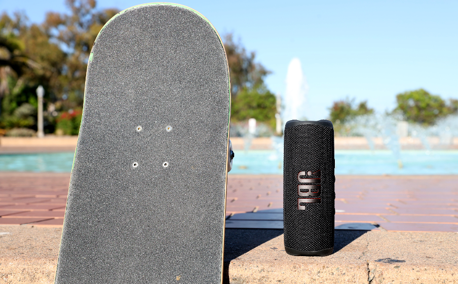 https://www.jbl.es/dw/image/v2/BFND_PRD/on/demandware.static/-/Sites-masterCatalog_Harman/default/dwca77f4ad/pdp/JBL_Flip_6_Lifestyle_03_904x560px.png?sw=904&sh=560