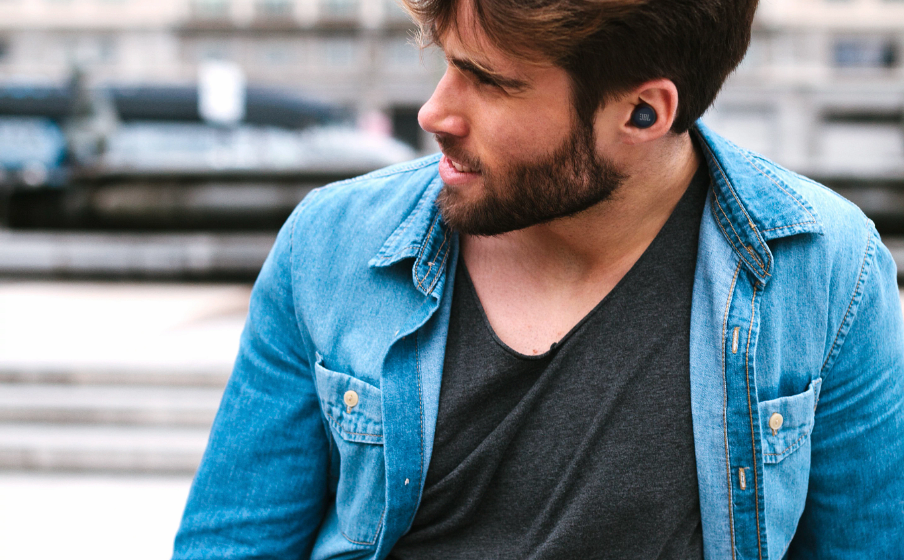 JBL Live Free NC+ TWS Uno o ambos auriculares conectados inmediatamente - Image